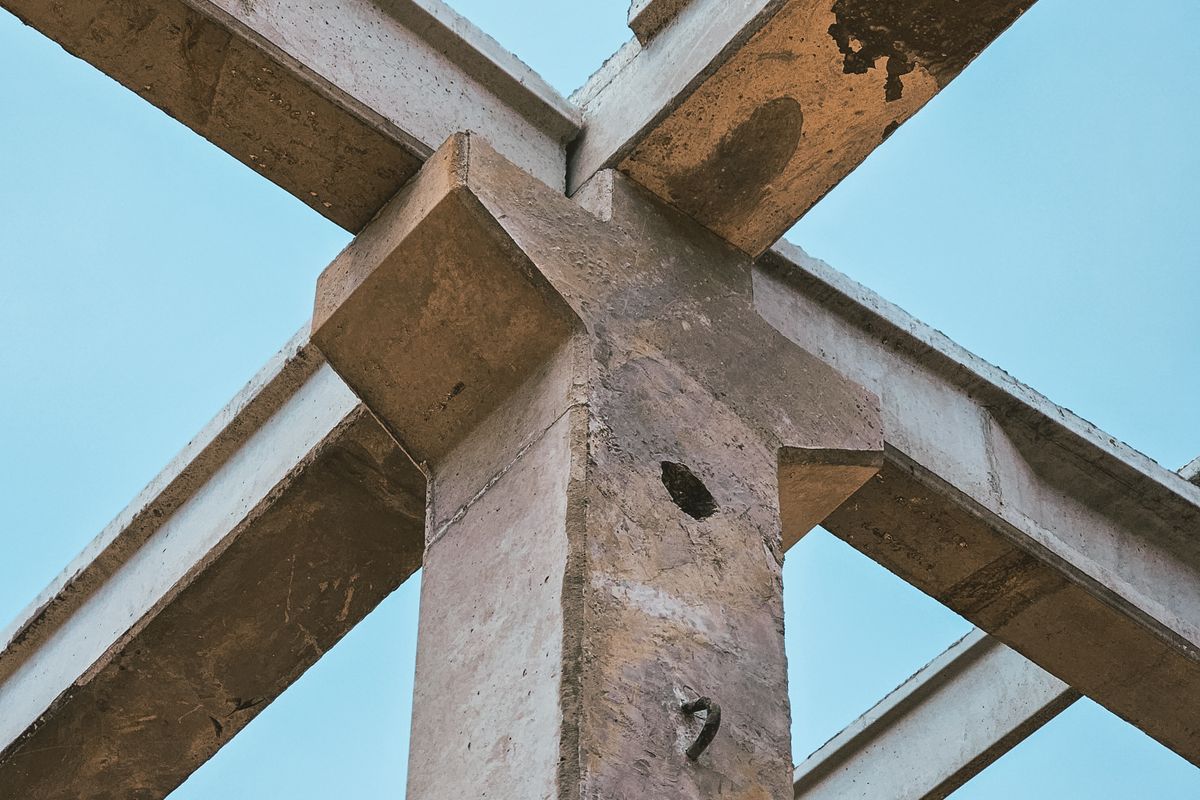Vista a contrapicado del nudo entre columna y trabes de concreto de una estructura en obra